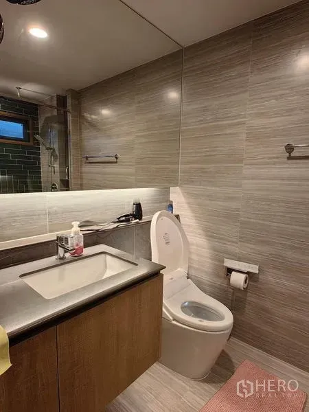 Detached House for rent in Bang Kapi, Bangkok - Contemporary bathroom with wall-hung vanity, large mirror and toilet