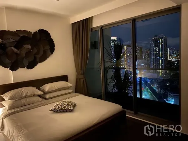 公寓 出售在Watthana, Bangkok - 主卧夜景，落地窗俯瞰城市灯火，全景视野。