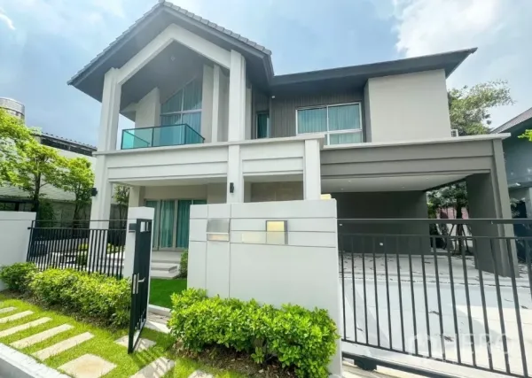 独立式住宅 出租或出售在Bueng Kum, Bangkok - 现代两层独栋住宅外观，带庭院围栏与可停四辆车的遮蔽车位。