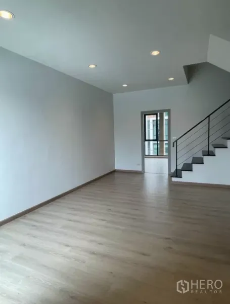 带办公室的家 出租在Bueng Kum, Bangkok - 宽敞房间，木地板与极简金属楼梯。