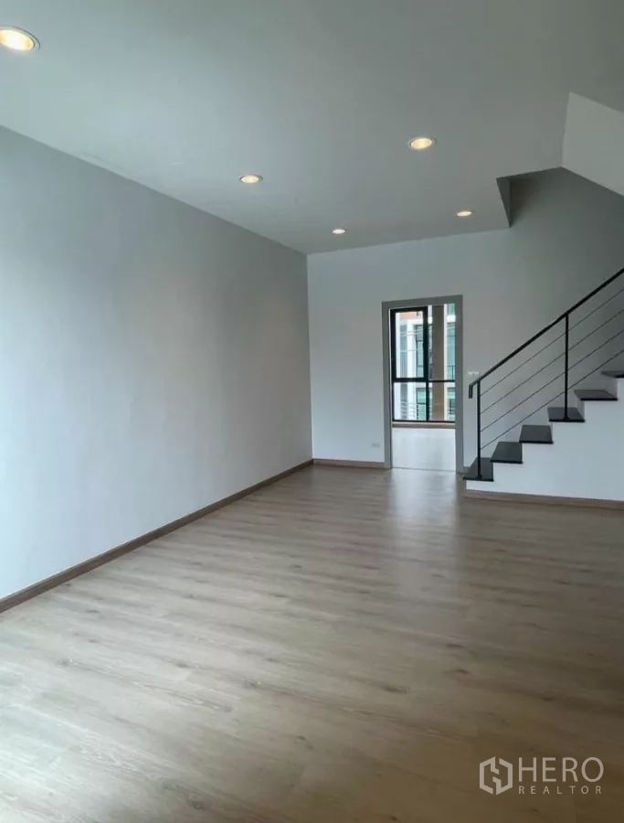 带办公室的家 出租在Bueng Kum, Bangkok - 宽敞房间，木地板与极简金属楼梯。