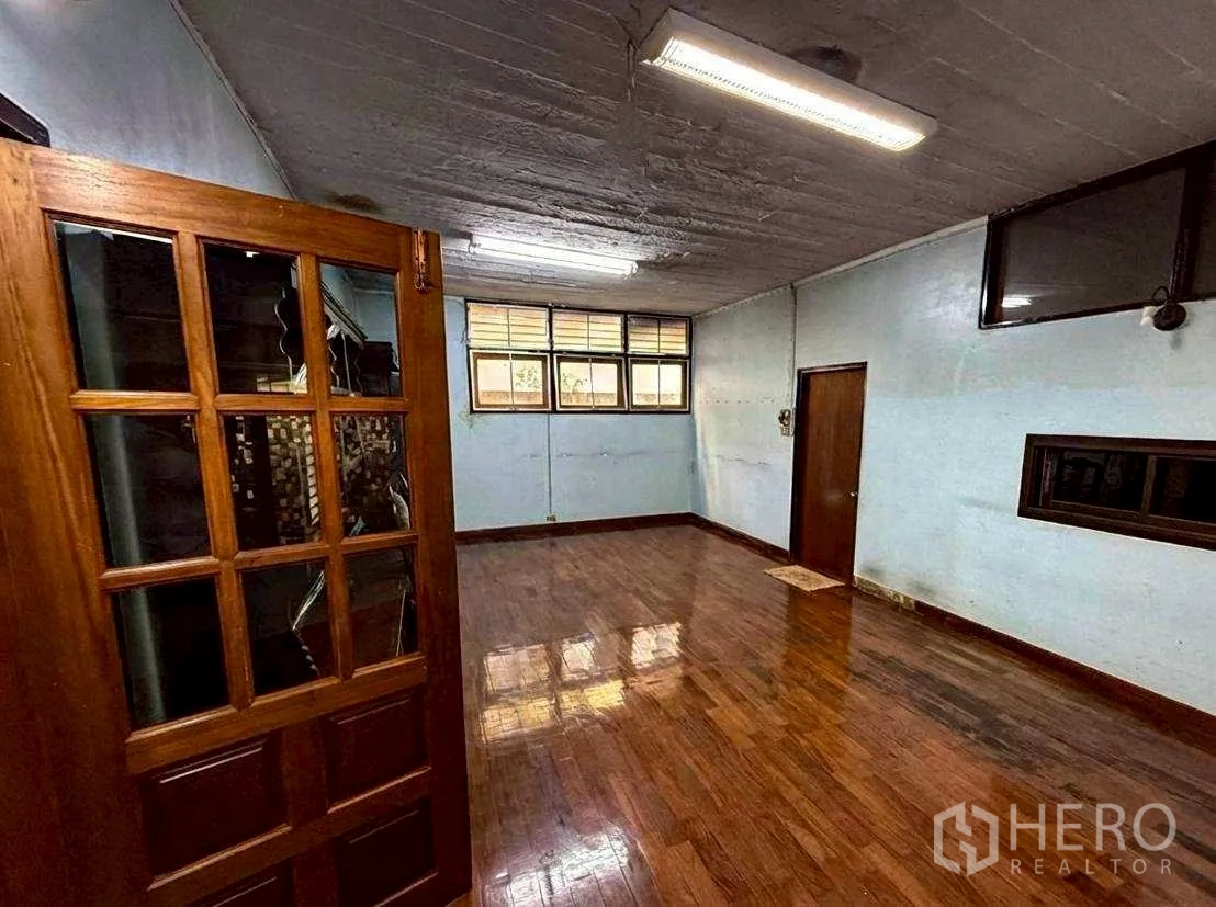家庭办公室 for rent in Bang Rak, Bangkok - 简洁房间，小高窗、木地板与日光灯