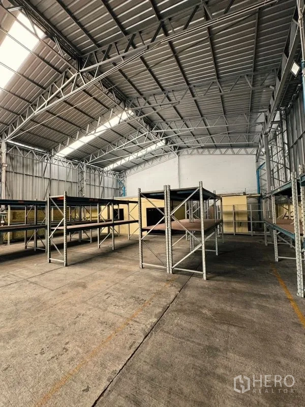 货栈 出租在Din Daeng, Bangkok - 高挑山形屋顶下的货架通道，耐用混凝土地面。