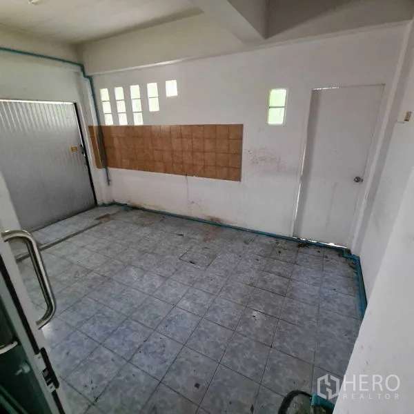 办公空间 出租在Yan Nawa, Bangkok - 小型瓷砖房，带玻璃砖窗、金属卷闸门与侧门。
