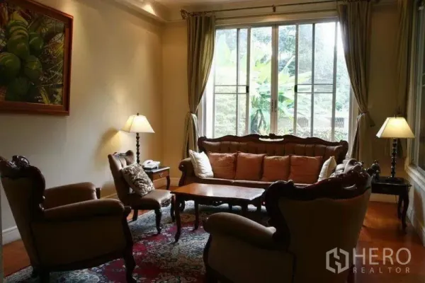 บ้าน ให้เช่าในPhaya Thai, Bangkok - ห้องรับรองสไตล์คลาสสิก ติดหน้าต่างบานใหญ่ มองเห็นสวนสีเขียว