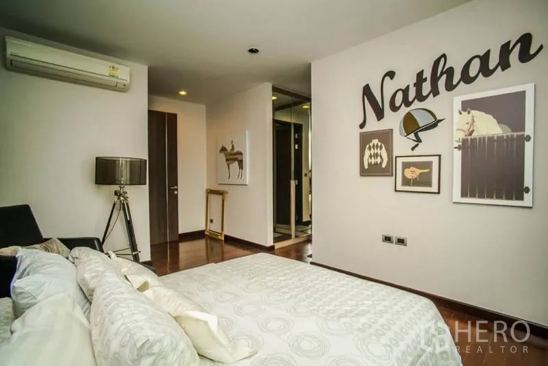 联排别墅 出租或出售在Watthana, Bangkok - 次卧另一视角，入口与衣柜及墙面装饰