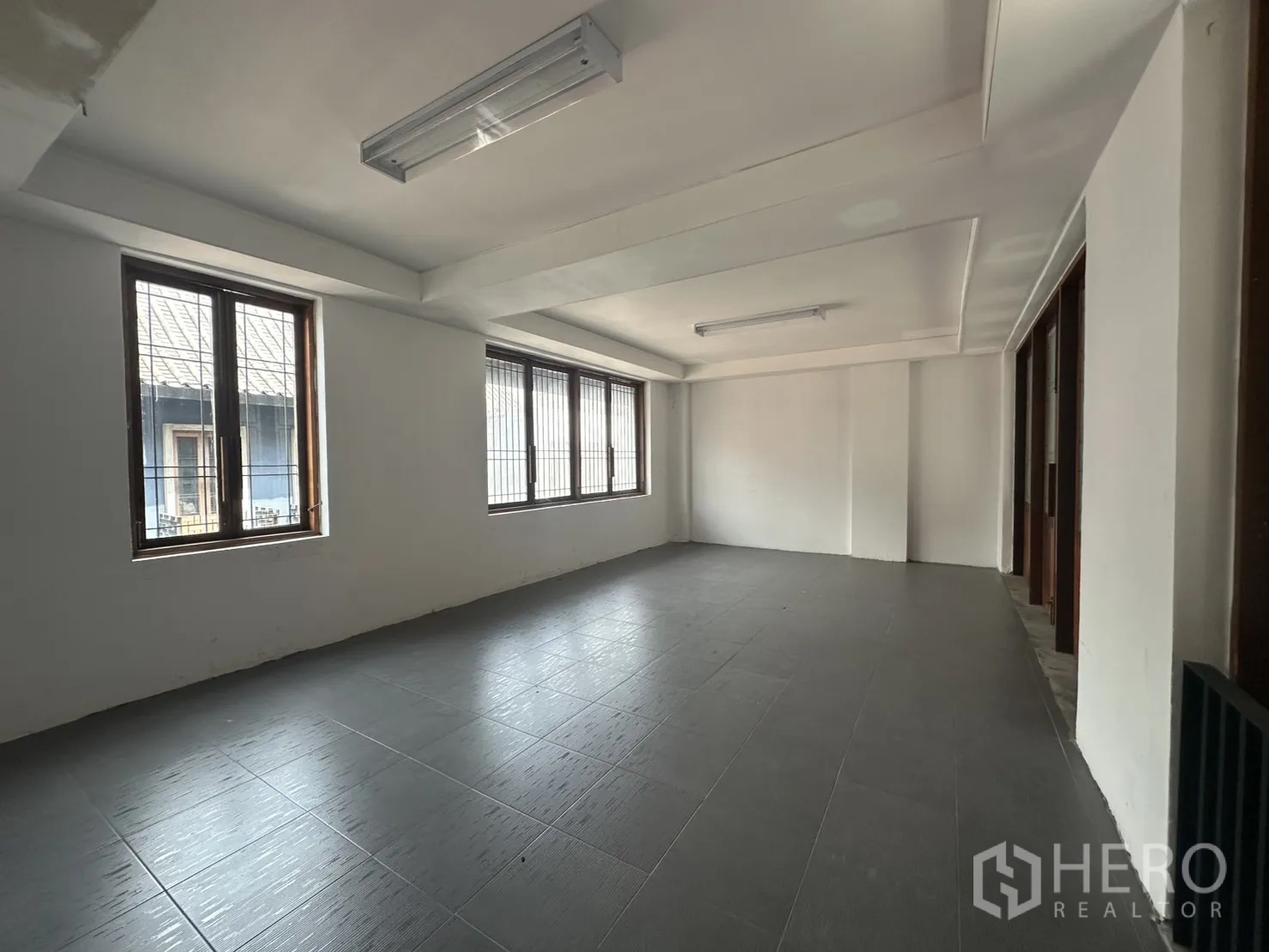 带办公室的家 出租在Pathum Wan, Bangkok - 狭长办公室区域，三扇窗，灰色地砖。