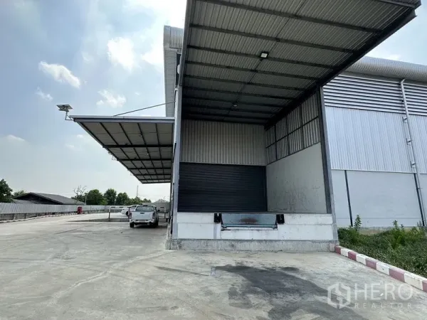 Warehouse for rent in Lat Krabang, Bangkok - Close-up of a dock-high loading bay with canopy, roller shutter door and dock leveler at the warehouse.