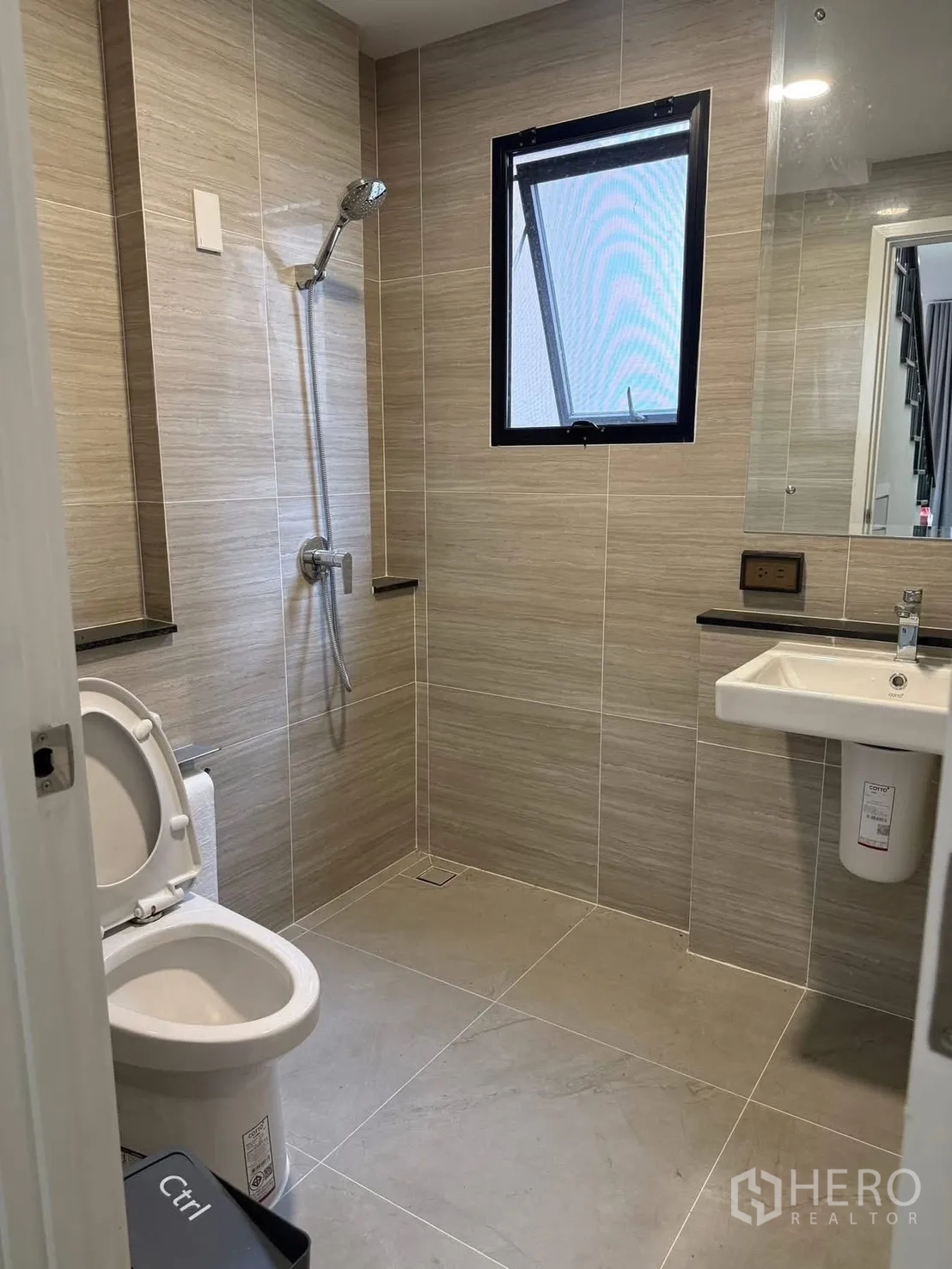 บ้านเดี่ยว for rent in Bang Phli, Samut Prakan - ห้องน้ำที่สองพร้อมพื้นที่อาบน้ำแบบวอล์กอิน โถสุขภัณฑ์ และอ่างล้างหน้า.