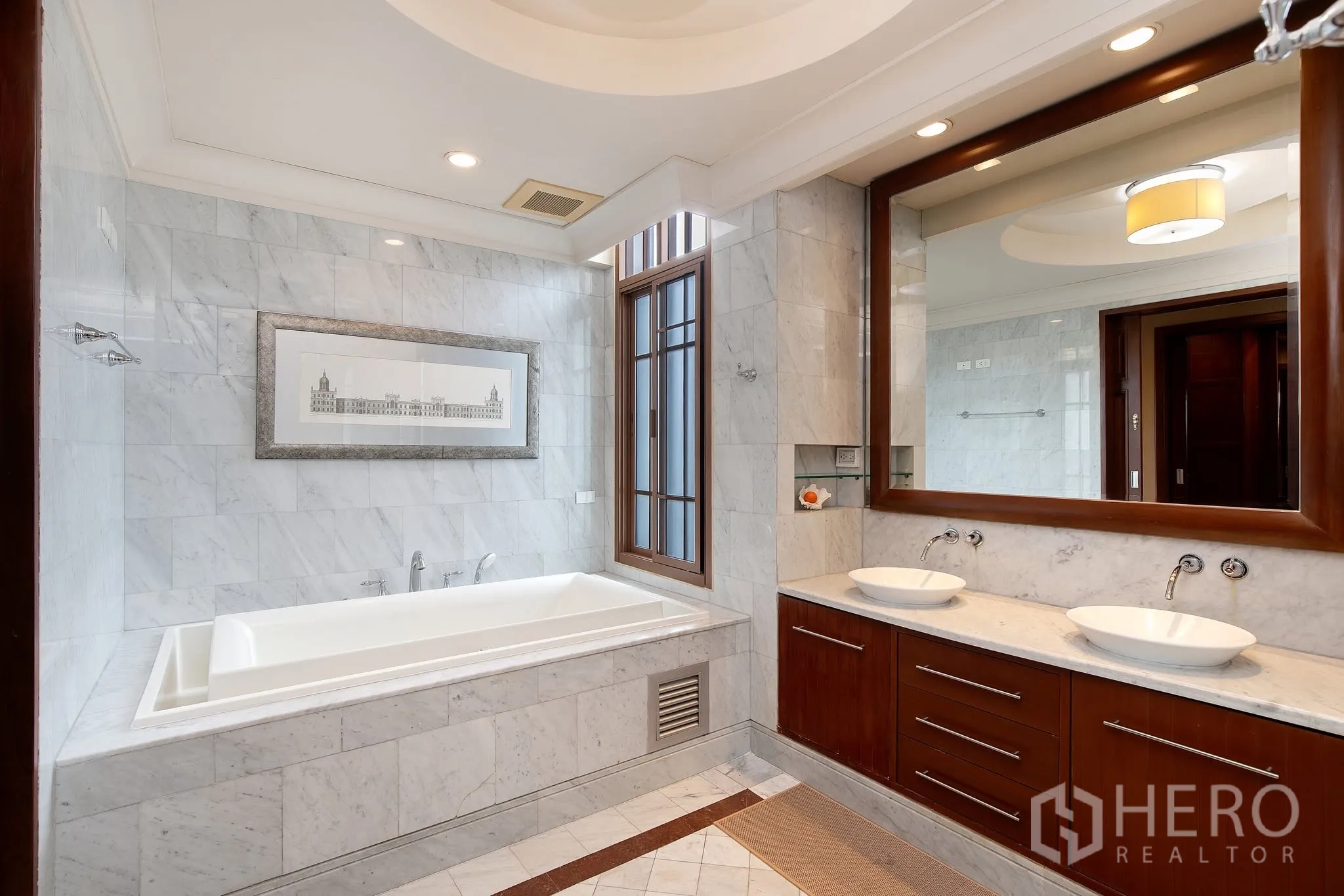 บ้านเดี่ยว for rent or sale in Watthana, Bangkok - ห้องน้ำหินอ่อนพร้อมอ่างล้างหน้าคู่และอ่างอาบน้ำบิลท์อิน