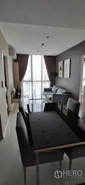 คอนโด ให้เช่าในWatthana, Bangkok - ห้องนั่งเล่นและรับประทานอาหารแบบโอเพ่นพร้อมหน้าต่างสูงจรดเพดานและวิวเมือง
