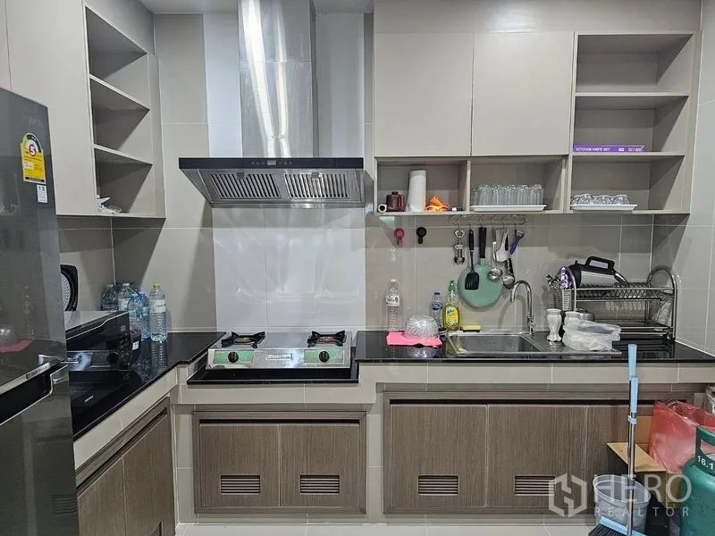Detached House for rent or sale in Lam Luk Ka, Pathum Thani - Fitted L-shaped kitchen with gas hob, extractor hood and sink