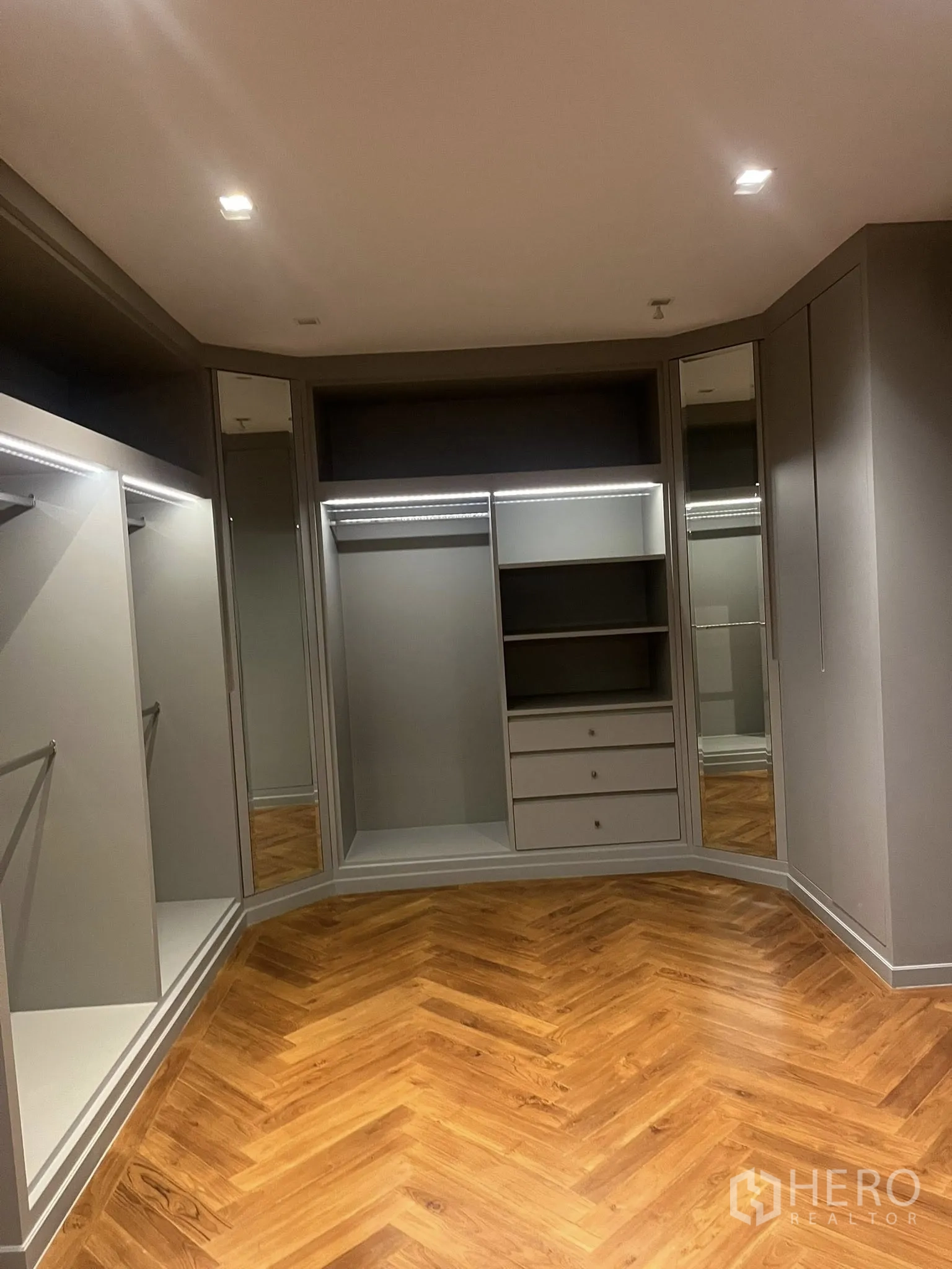家庭办公室 for rent in Watthana, Bangkok - 步入式衣帽间，开放搁架、挂杆与人字形木地板。