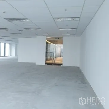 办公空间 出租在Din Daeng, Bangkok - 空置工作区，白色墙面和玻璃入口，便于定制装修。
