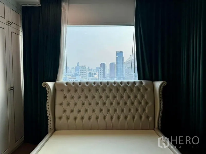 公寓 出售在Ratchathewi, Bangkok - 主卧大窗可观城市天际线景观。