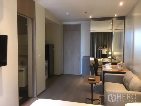 公寓 出租在Khlong Toei, Bangkok - 入户走廊带镜面储物柜与用餐角，布局紧凑，通往厨房和卫浴。