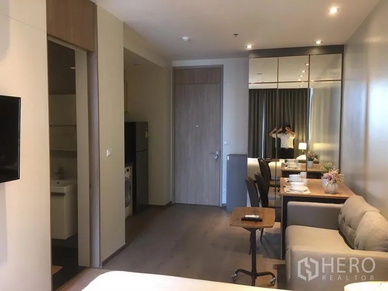 公寓 出租在Khlong Toei, Bangkok - 入户走廊带镜面储物柜与用餐角，布局紧凑，通往厨房和卫浴。