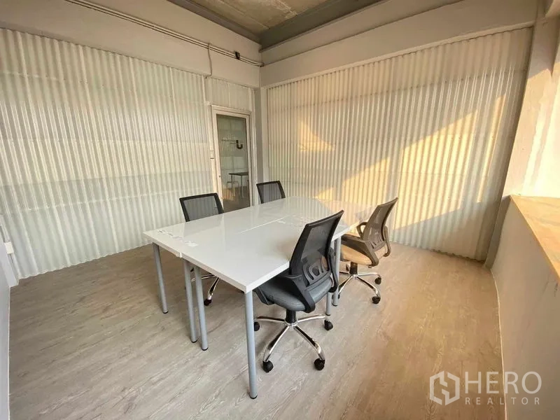 办公空间 出租在Phaya Thai, Bangkok - 紧凑型会议室，白色书桌、带轮椅子与半透明隔断，位于Ari商圈办公室。