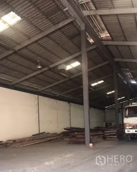 货栈 出租在Chachoengsao - 内部钢柱通道，堆放材料，提供宽阔储存空间。