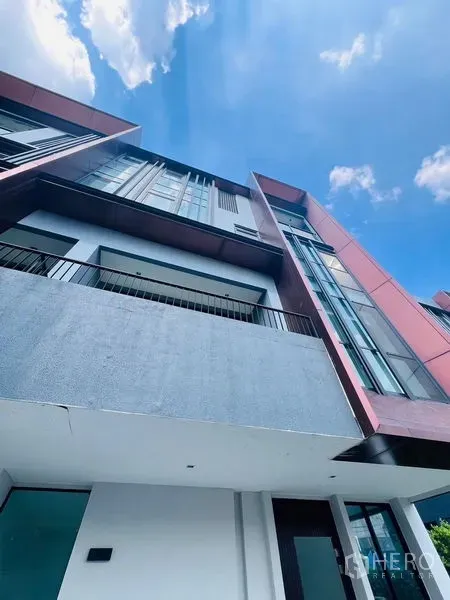 สำนักงานที่บ้าน ขายในBang Khen, Bangkok - ฟาซาดโฮมออฟฟิศสมัยใหม่ แผงสีแดงพร้อมกระจกสูงเต็มชั้น ใต้ท้องฟ้าแจ่มใส