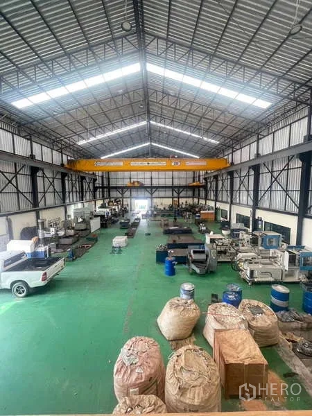 โรงงาน ขายในSi Racha, Chon Buri - มุมสูงของฮอลล์ผลิต มีเครนคานวิ่ง รถกระบะ และวัสดุอุตสาหกรรม