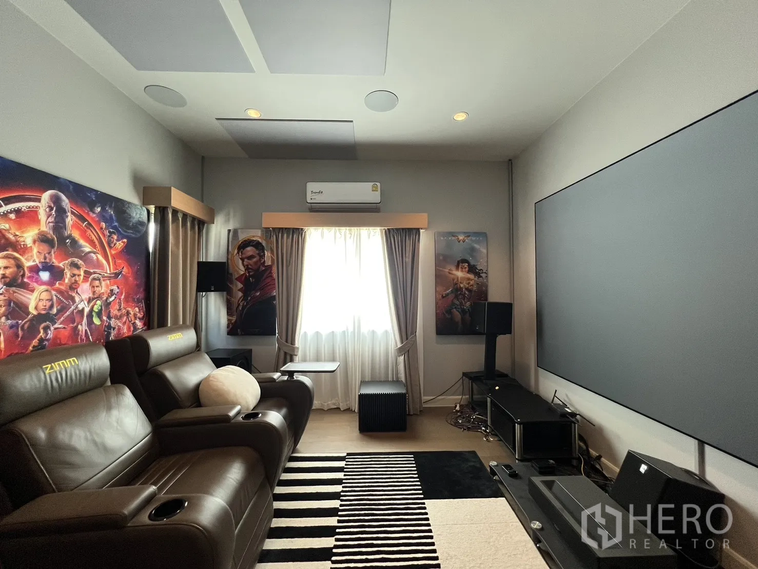 独立式住宅 出租或出售在Mueang Pathum Thani, Pathum Thani - 影音室望向门口，音箱与装饰海报。