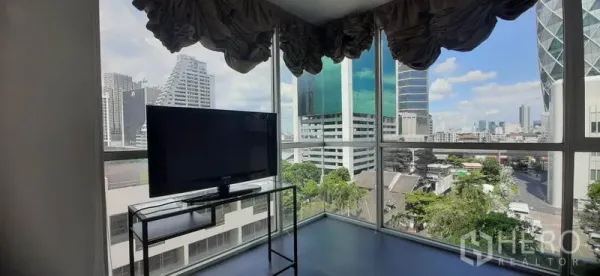 Condominium for rent in Phaya Thai, Bangkok - Corner room with floor-to-ceiling windows, a TV stand and sweeping city skyline views.