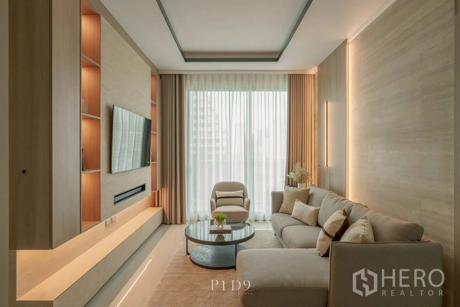 公寓 for rent in Watthana, Bangkok - 客厅带氛围灯、壁挂电视与圆形茶几。
