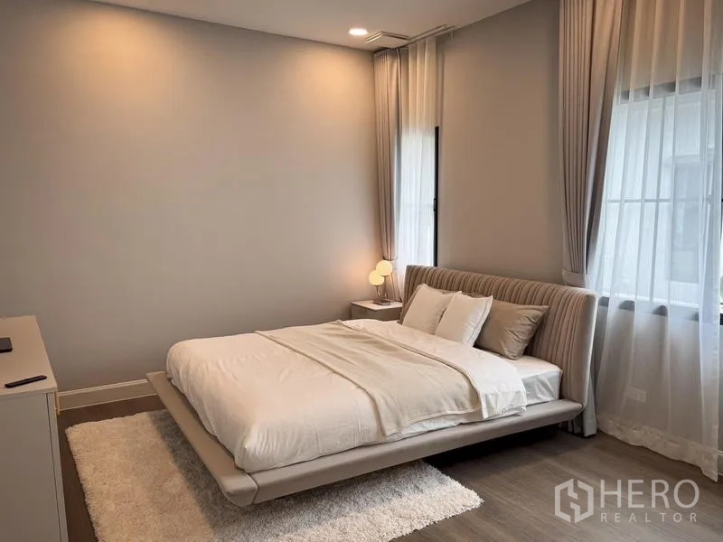 Detached House for rent or sale - Cozy bedroom with soft lighting, sheer curtains, and neutral bedding.