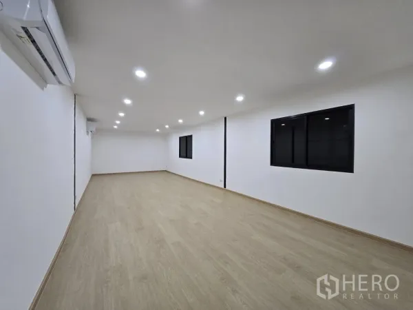 คลังสินค้า ให้เช่า - ห้องออฟฟิศชั้นบนสว่าง พื้นลามิเนตลายไม้ ไฟดาวน์ไลท์ และเครื่องปรับอากาศ