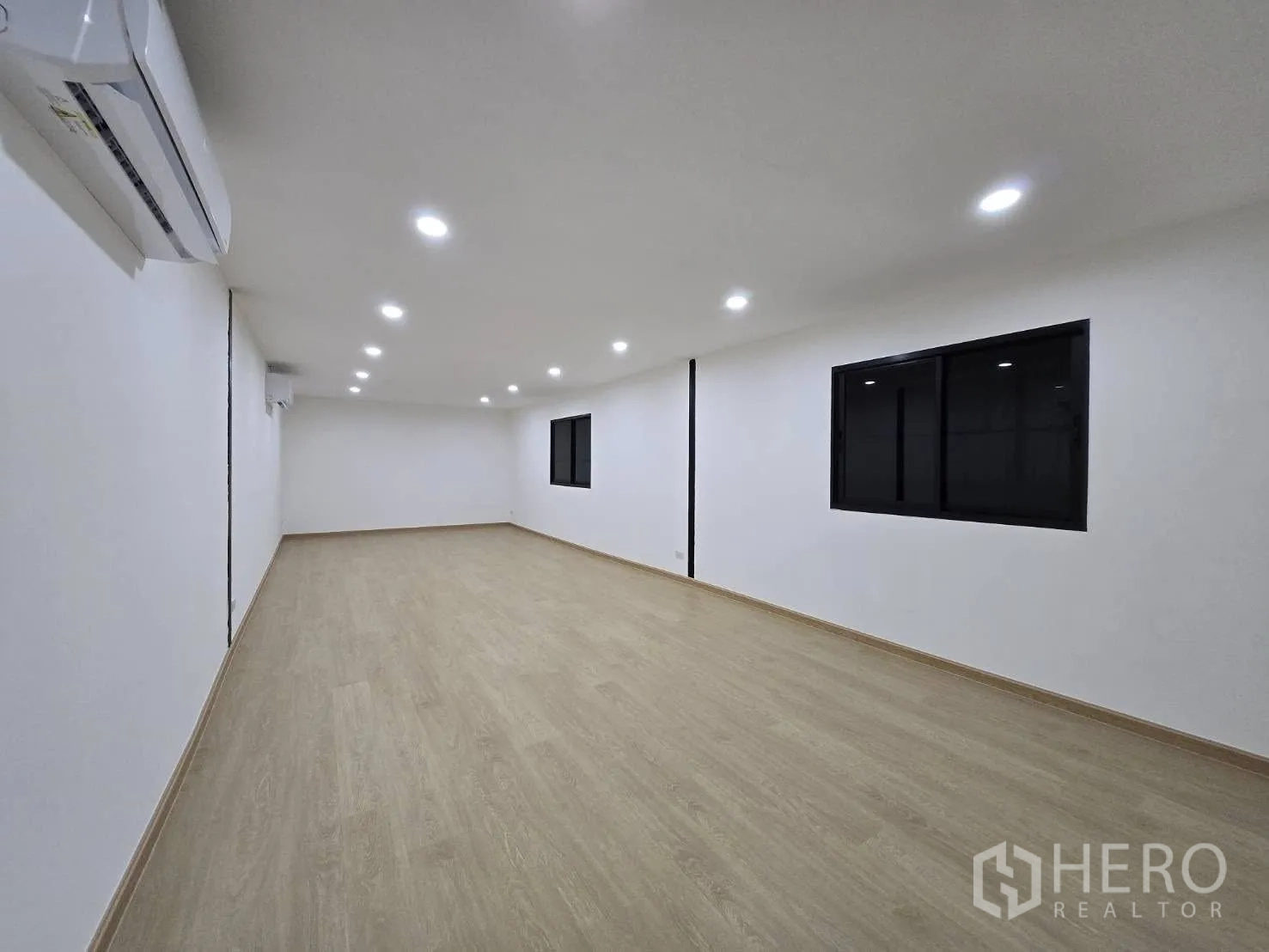 คลังสินค้า ให้เช่า - ห้องออฟฟิศชั้นบนสว่าง พื้นลามิเนตลายไม้ ไฟดาวน์ไลท์ และเครื่องปรับอากาศ