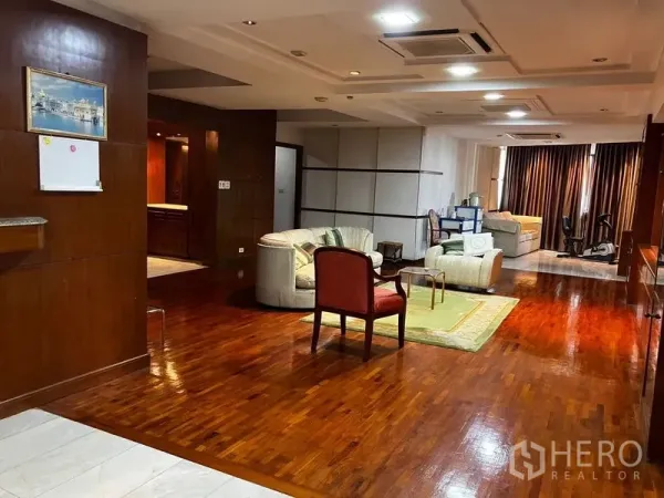 公寓 出租或出售在Khlong Toei, Bangkok - 宽敞客厅，亮泽木地板、吊顶射灯与沙发，President Park 公寓。