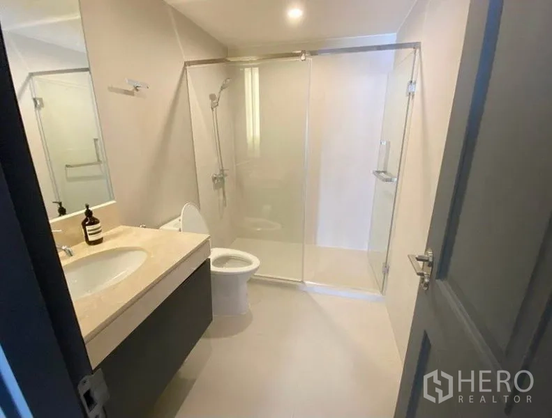 คอนโด ให้เช่าในPathum Wan, Bangkok - ห้องน้ำสมัยใหม่ เคาน์เตอร์อ่างล้างหน้าใหญ่ และห้องอาบน้ำกระจก