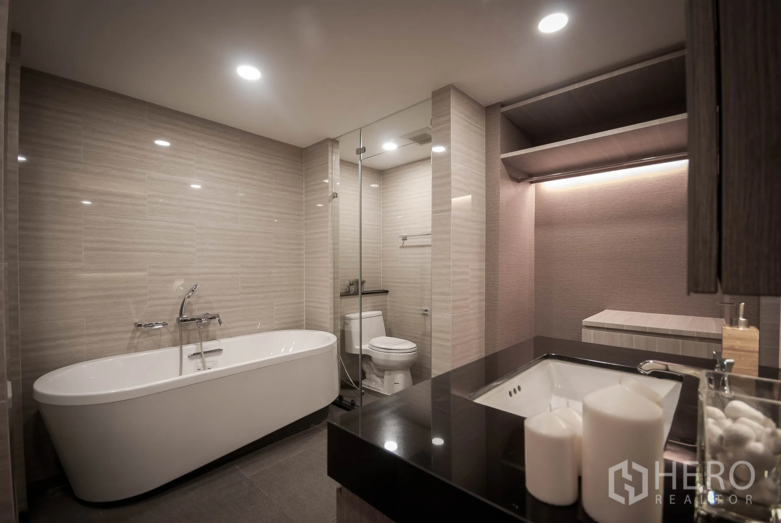 คอนโด ให้เช่าในPathum Wan, Bangkok - ห้องน้ำสไตล์สปา มีอ่างอาบน้ำลอยตัว ห้องอาบน้ำกระจก โถสุขภัณฑ์ และเคาน์เตอร์ท็อปหินสีดำ.