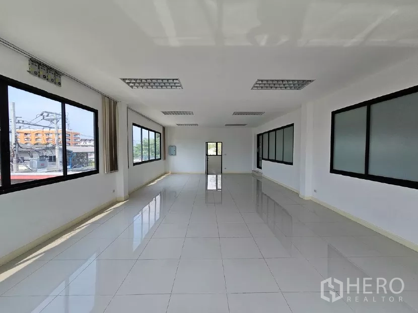 Warehouse for rent or sale in Lak Si, Bangkok - Spacious corner office with large windows and white tile flooring