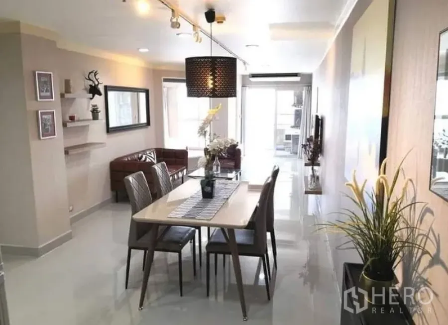 公寓 出租在Khlong Toei, Bangkok - 由餐区望向客厅与明亮阳台的长景