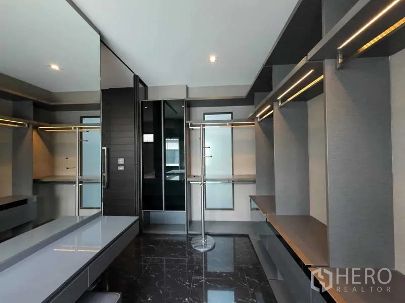 ทาวน์เฮาส์ ให้เช่าหรือขายในLat Phrao, Bangkok - ห้องแต่งตัวแบบวอล์กอิน บิลท์อินและไฟเส้น LED