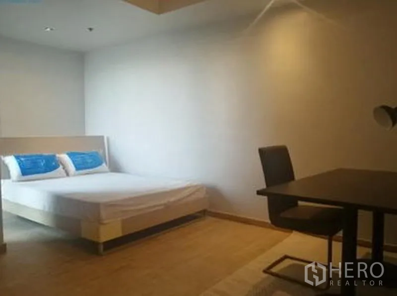 คอนโด ขายในSathon, Bangkok - ห้องนอนกว้าง เตียงคู่และมุมทำงานพร้อมโต๊ะและเก้าอี้