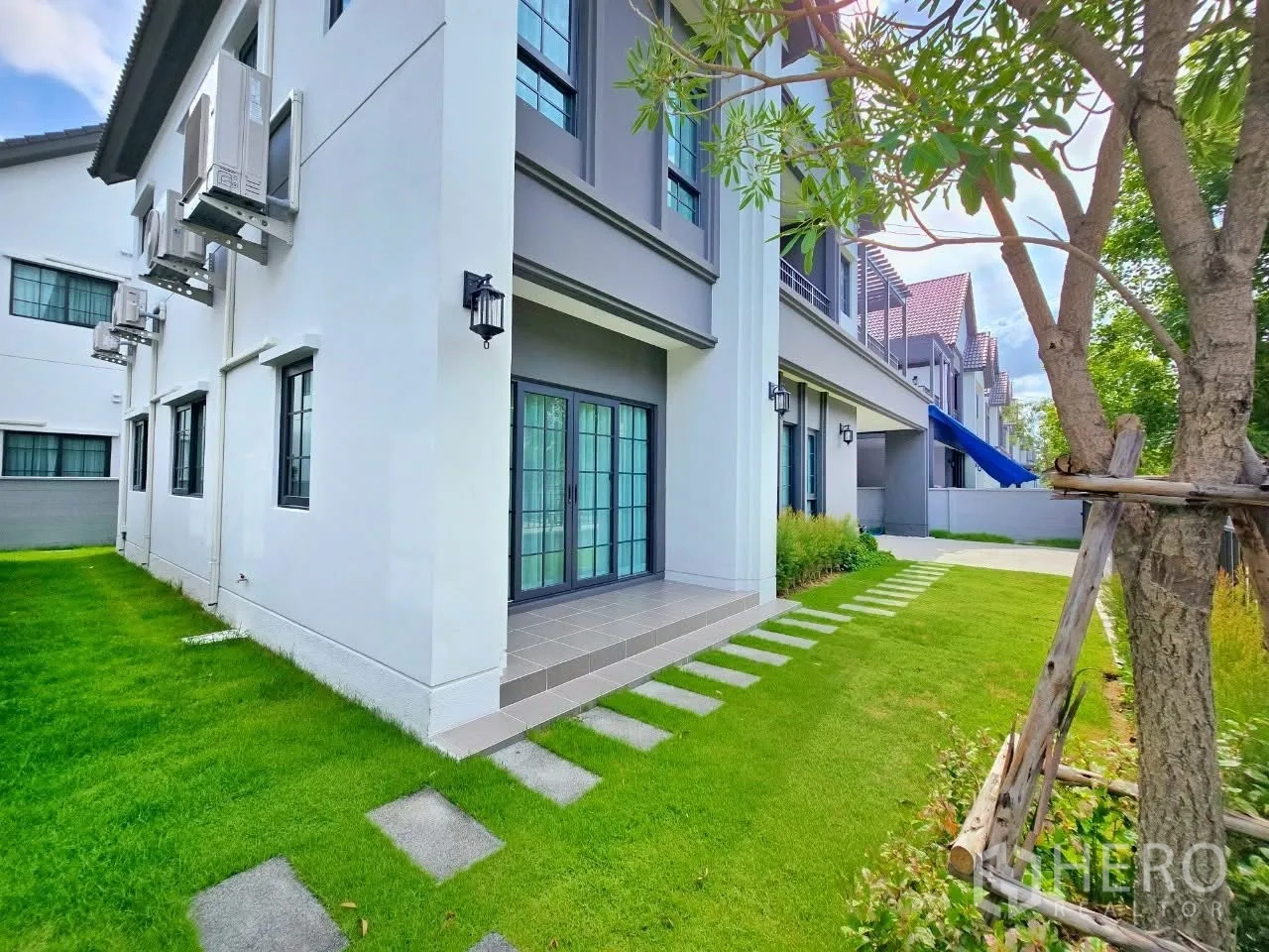 Detached House for rent in Bang Phli, Samut Prakan - Green lawn and exterior façade with stepping‑stone path