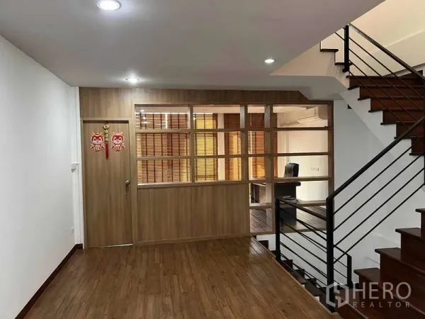 带办公室的家 出租在Bueng Kum, Bangkok - 楼层过道木地板，玻璃隔断办公室与金属栏杆楼梯。