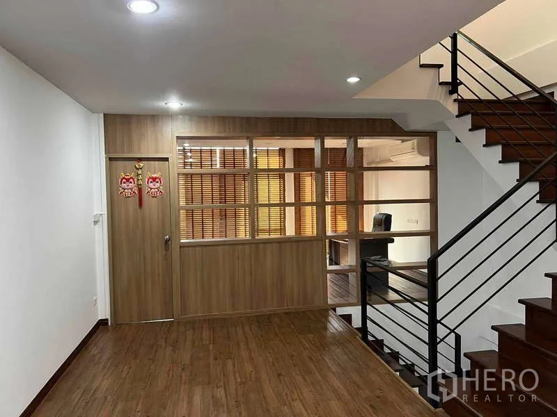 带办公室的家 出租在Bueng Kum, Bangkok - 楼层过道木地板，玻璃隔断办公室与金属栏杆楼梯。