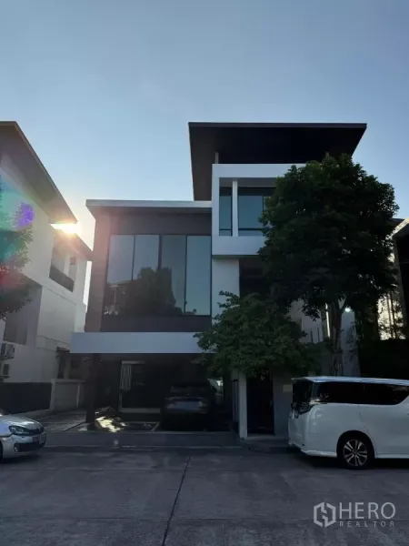 บ้าน ให้เช่าหรือขายในBueng Kum, Bangkok - บ้านเดี่ยวสไตล์โมเดิร์น 3 ชั้น ในเขตบึงกุ่ม กรุงเทพฯ หน้ากระจกบานใหญ่และที่จอดรถในร่ม