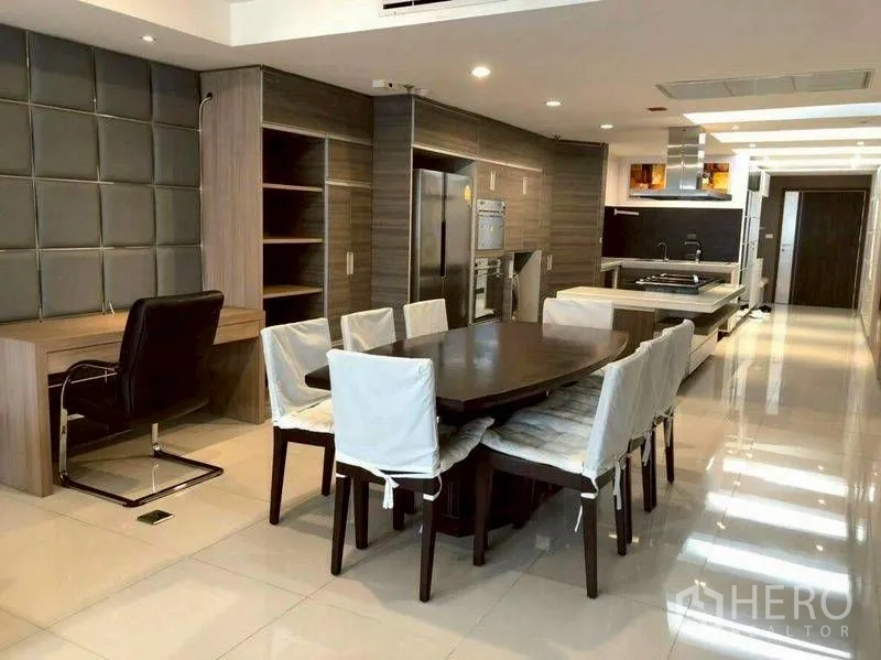 คอนโด for rent or sale in Watthana, Bangkok - พื้นที่รับประทานอาหารโต๊ะยาวพร้อมมุมทำงาน และครัวยาวเต็มผนัง.