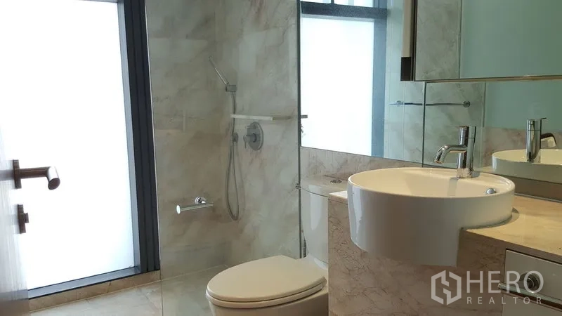 คอนโด ให้เช่าในSathon, Bangkok - ห้องน้ำสมัยใหม่ ฝักบัวกระจก อ่างล้างหน้าทรงถ้วยบนท็อปหินอ่อน กระจกบานใหญ่ และหน้าต่างฝ้า