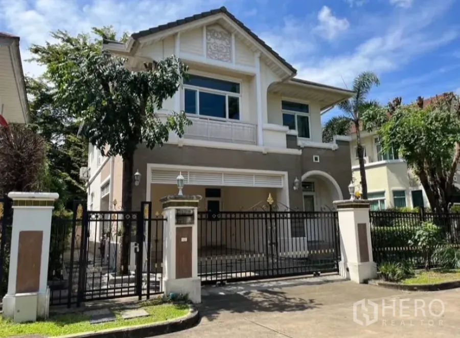 Detached House for rent or sale in Lat Phrao, Bangkok - Two-storey detached house with gated driveway and mature trees in Lat Phrao, Bangkok.