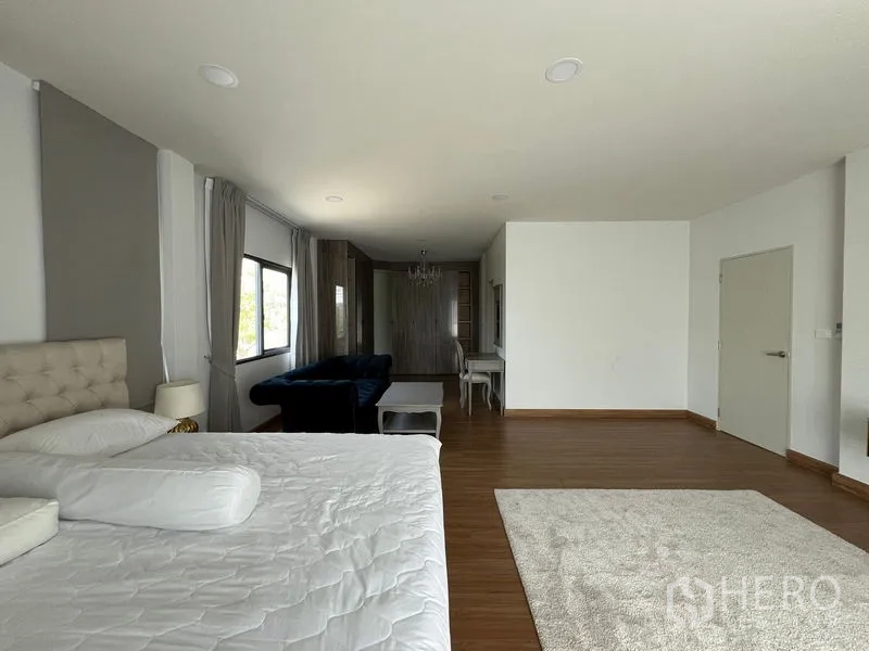 Detached House for rent in Bang Phli, Samut Prakan - Master suite showing seating corner, wardrobe area and desk.