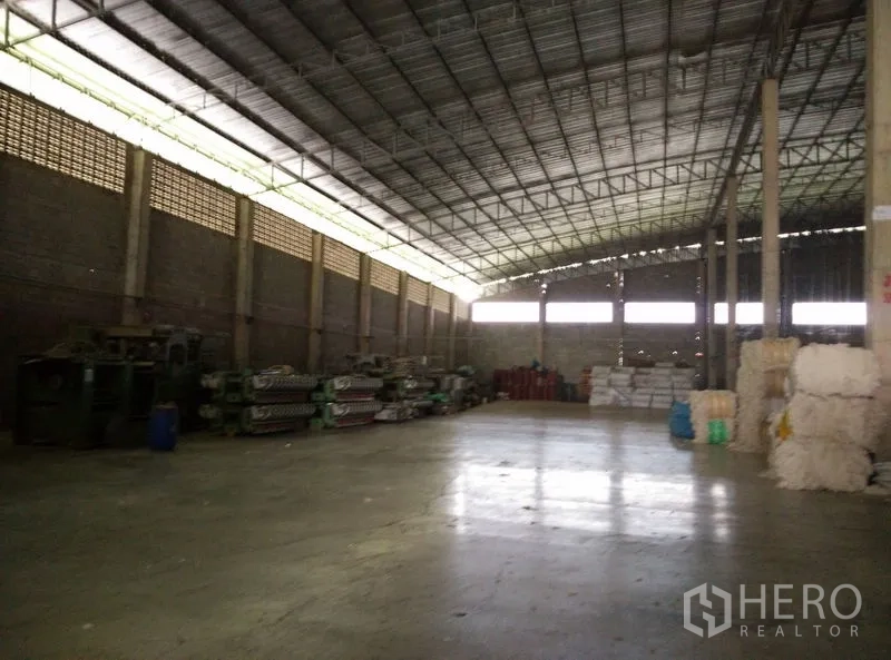 โรงงาน ให้เช่าหรือขายในKrathum Baen, Samut Sakhon - ฮอลล์การผลิตกว้าง พื้นที่โล่ง หลังคาช่วงยาวมีช่องระบายอากาศและคลังจัดเก็บบนพื้นคอนกรีต