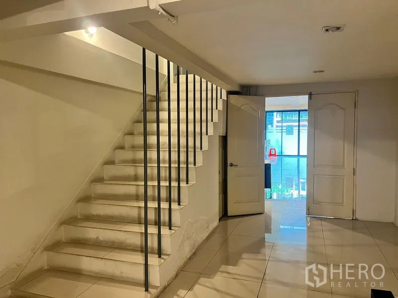 อาคารพาณิชย์ ให้เช่าในWatthana, Bangkok - บันไดขึ้นลงและประตูคู่ เปิดออกสู่ด้านหน้าร้าน