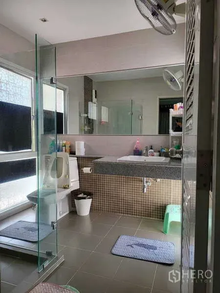 独立式住宅 出租在Lat Krabang, Bangkok - 现代卫浴，玻璃干湿分离、马桶与大台面洗手台，采光良好。