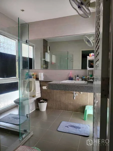 独立式住宅 出租在Lat Krabang, Bangkok - 现代卫浴，玻璃干湿分离、马桶与大台面洗手台，采光良好。